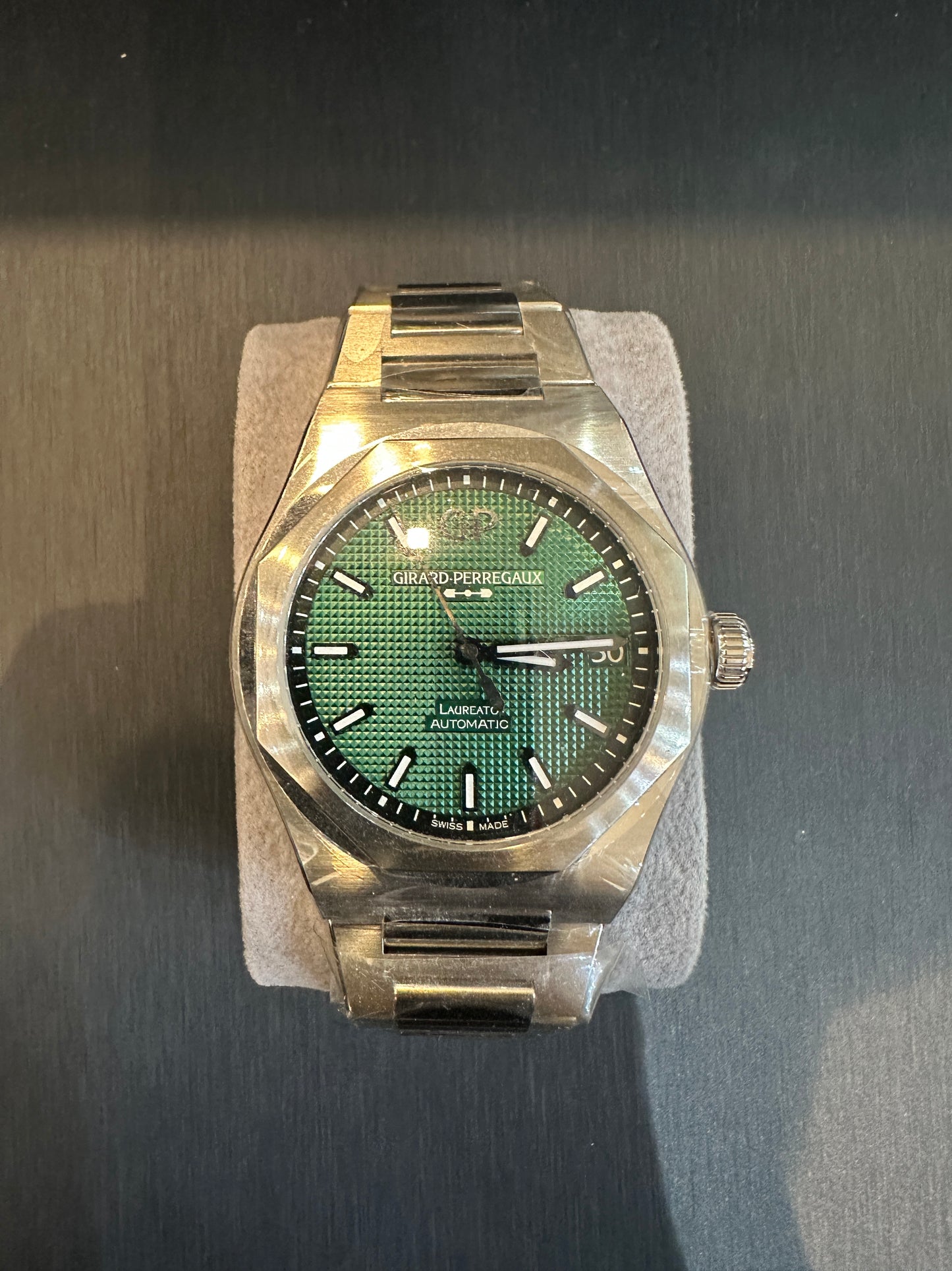 Girard Perregaux Laureato 42mm Ref. 81010-11-3153-1 CM